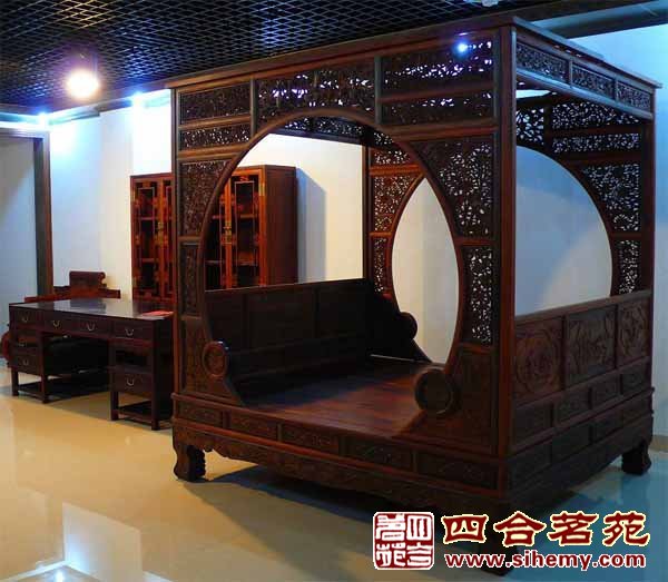 裝飾精致設(shè)計考究的古樸架子床 古典中式紅木家具